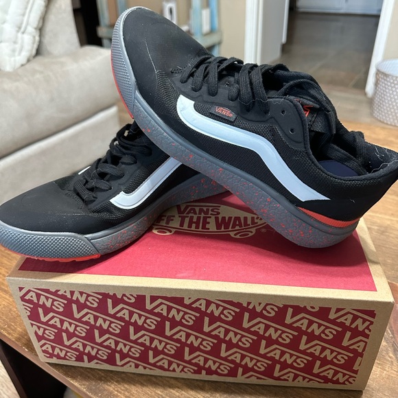 Vans Men's Black and White Sneakers with Red Accents - Picture 1 of 6